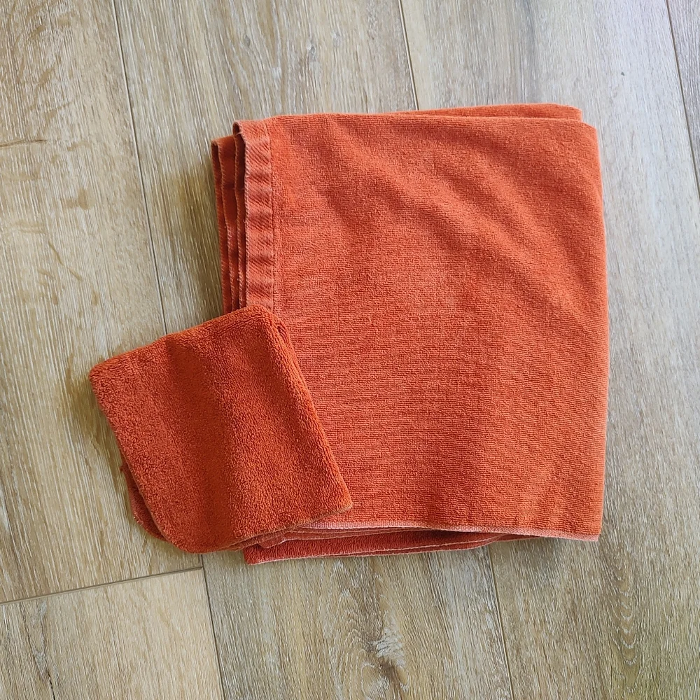 Fieldcrest Vintage 1970s, 1980s Burnt Orange Bath Towel And Wash Cloth Set USA